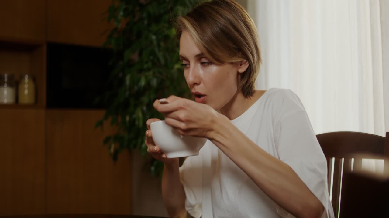 부에서 수프를 먹는 여자