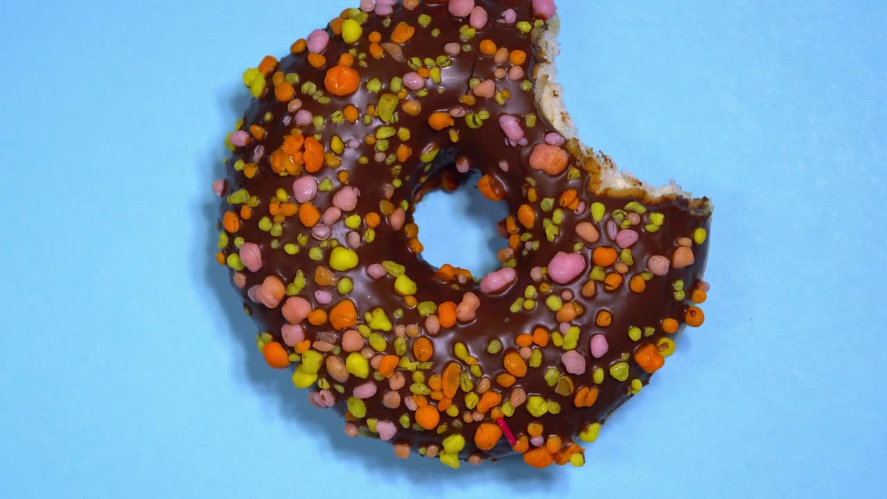 맛있는 달한 도이 색의 배경에 회전하고 있습니다.