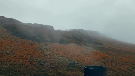 Chimenea-De-Ventilación-Del-Túnel-Standedge-En-Lo-Alto-De-Las-Colinas-Pennines-Fumando-Mientras-Un-Tren-Pasa-A-Través-Del-Túnel-Entre-Marsden-Yorkshire-Y-Lancashire