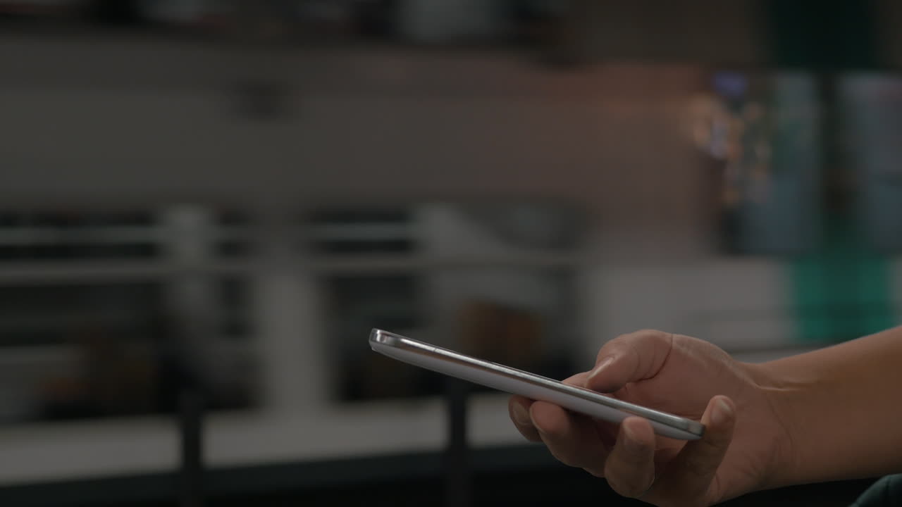 mujer con teléfono móvil en el metro