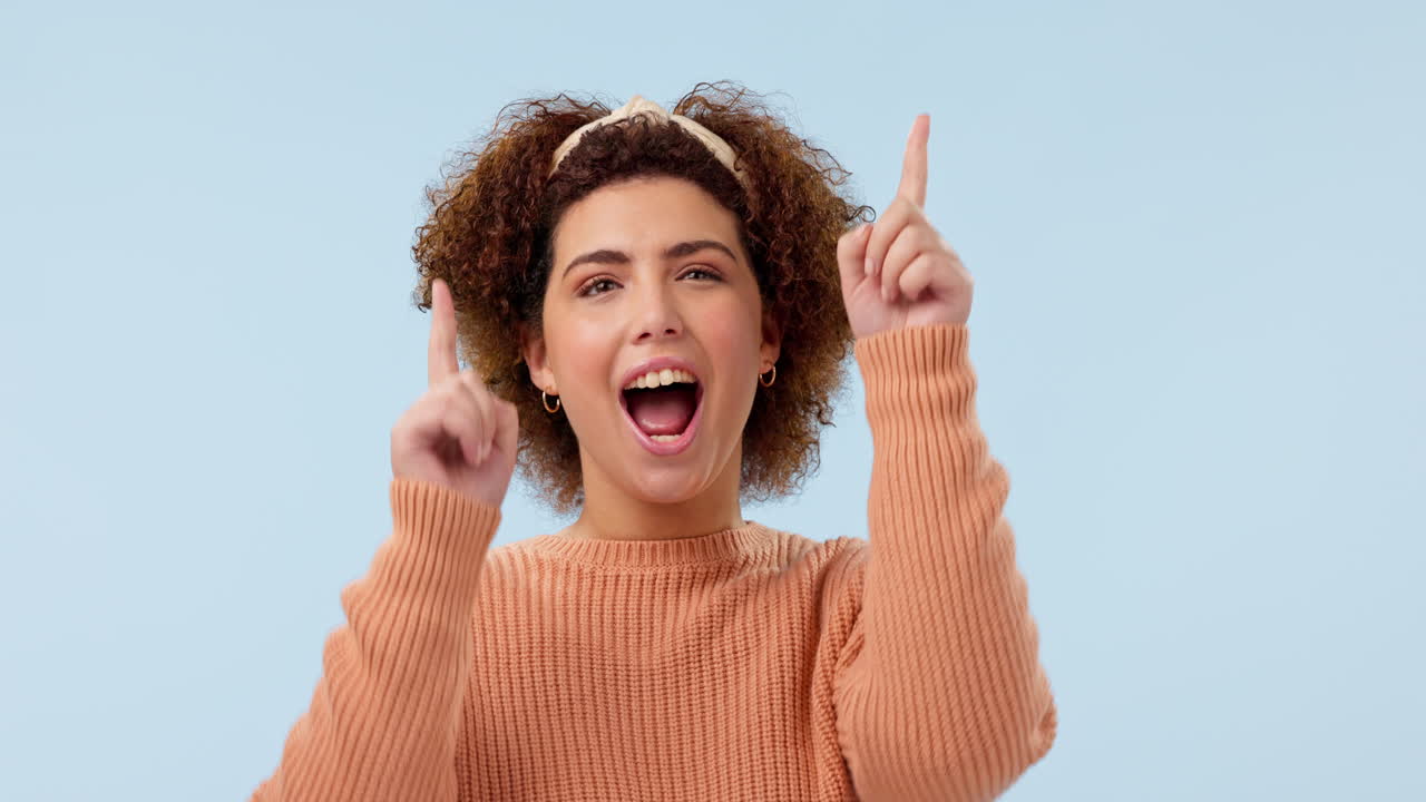 Volto di donna che indica in alto e festeggia