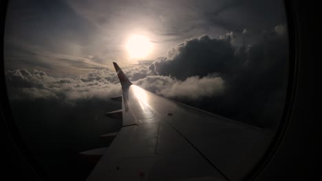 Sonnenuntergang-Und-Schöne-Wolken-Aus-Dem-Fenster-Des-Linken-Flügels-Des-Flugzeugs-Wecken-Reiseerinnerungen