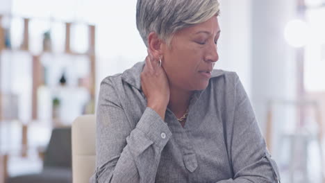 negocios, estrés y mujer mayor con dolor de cuello