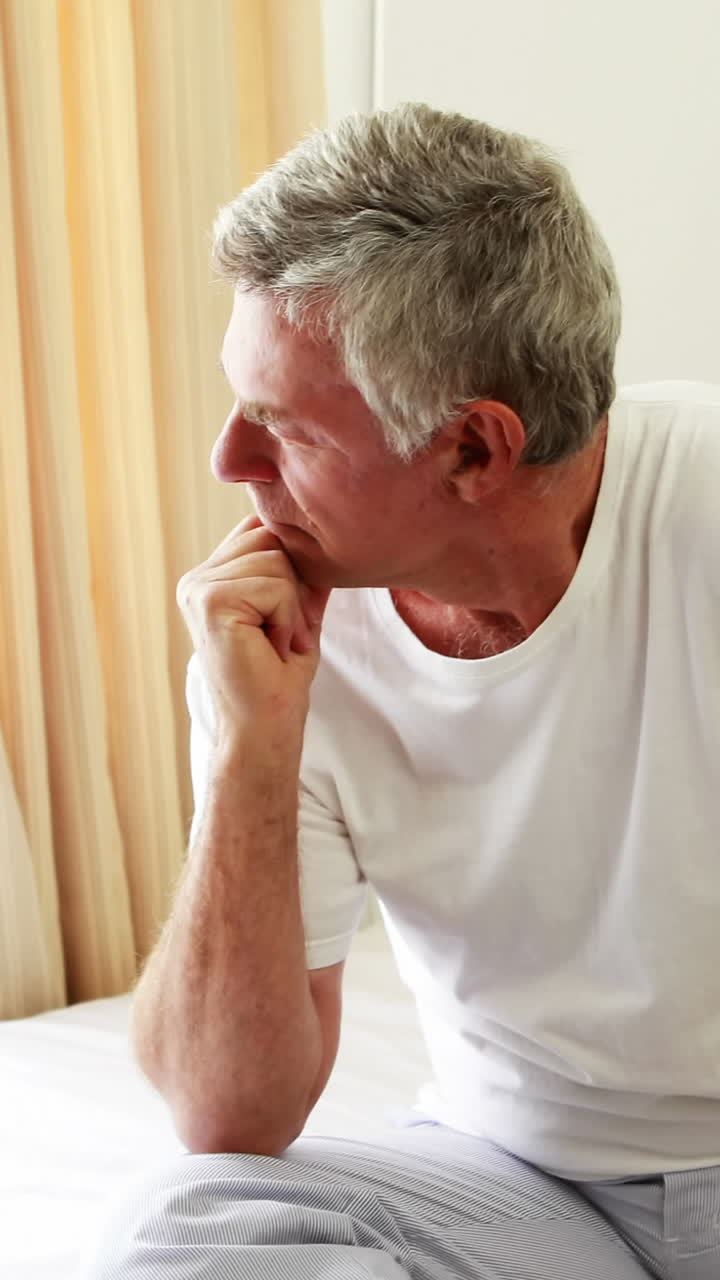 un hombre mayor pensando mientras mira por la ventana