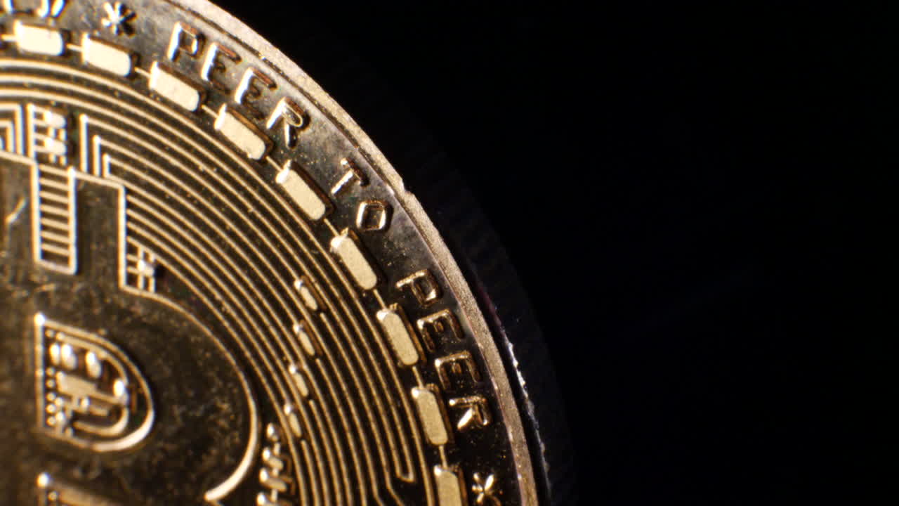 captura de macro en bucle de una valiosa criptomoneda peer-to-peer bitcoin en un cambio de moneda encriptado con espacio de copia para títulos y fondos