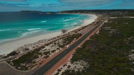 Luftaufnahme-Eines-Lieferwagens,-Der-An-Einem-Sonnigen-Tag-Neben-Dem-Strand-Und-Dem-Meer-In-Westaustralien-Auf-Der-Twilight-Beach-Road-In-Der-Nähe-Von-Esperance-Fährt