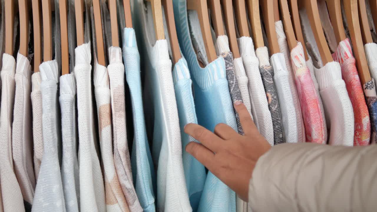 cliente eligiendo ropa en una tienda