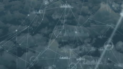 animación de partículas rojas a través de una red de conexiones y procesamiento de datos contra nubes en el cielo.