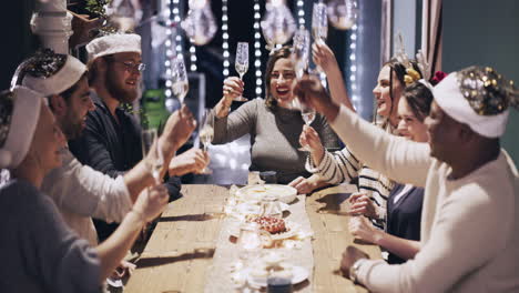 amigos celebrando la cena de navidad