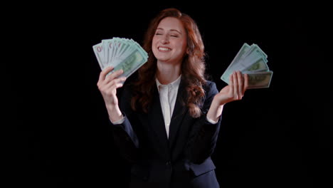 una mujer de negocios caucásica se abanica con dinero