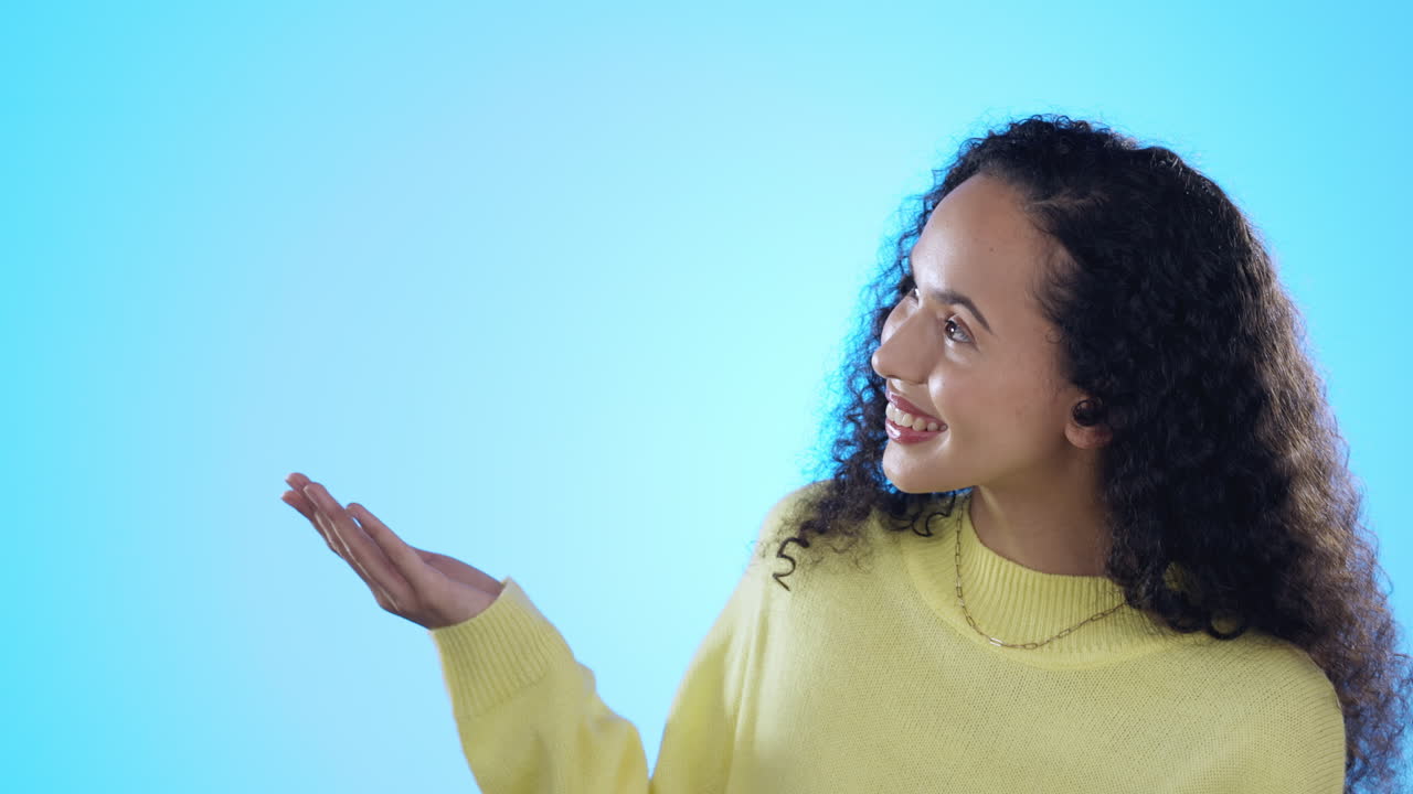 sonrisa, rostro de mujer y mano apuntando en el estudio