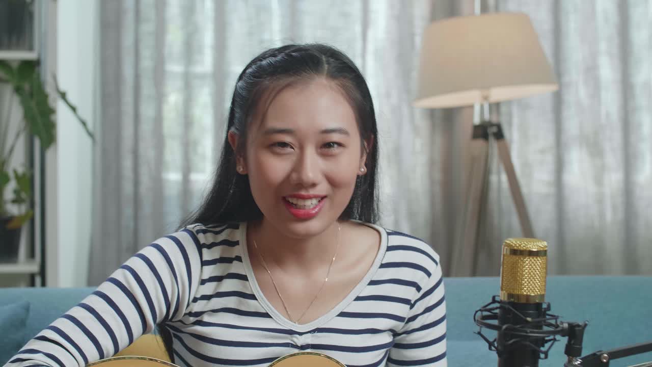 llamada de video de mujer asiática/podcast/entrevista