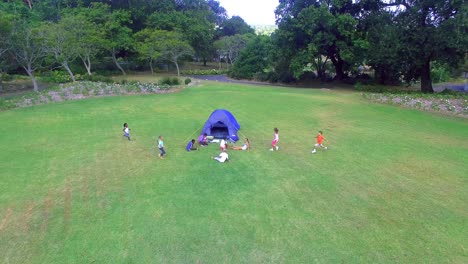 Kinder-Spielen-Im-Park