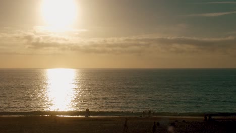 Gente-Jugando-Voleibol-Disfrutando-Del-Verano-En-La-Playa-De-Foz-Do-Lizandro,-Portugal