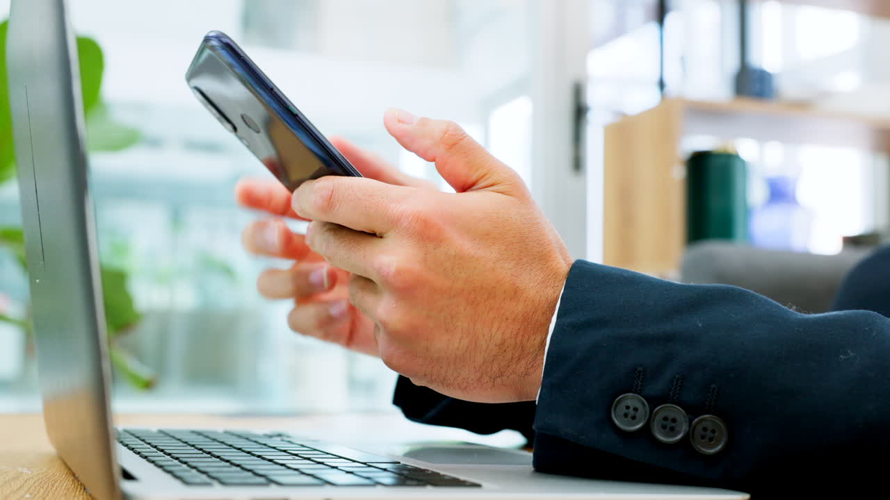 비즈니스, 기술, 그리고 노트북에서 일하는 손