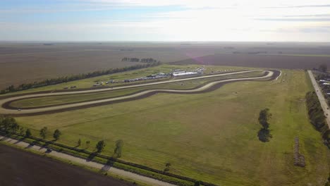vista aérea del circuito de carreras durante el día - disparo de drones