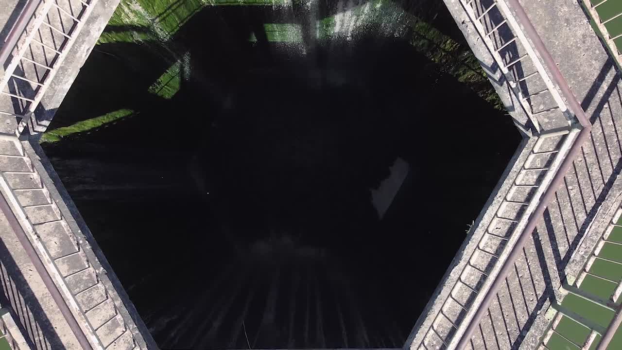 disparo de alejamiento aéreo desde la posición de la cabeza hacia abajo