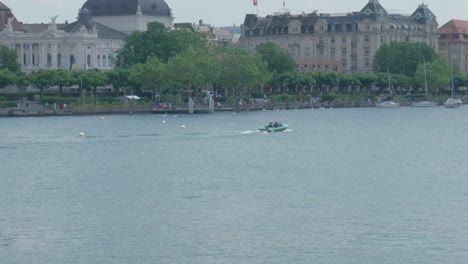 Zurich,-Metraje-De-Verano-De-Suiza,-Ciudad-Vieja,-Edificios,-Lago,-Montañas,-Barcos,-Hermosa-Vista-Aérea-Del-Paisaje