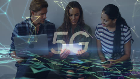 animación de 5g y red de conexiones a través de diversos compañeros de trabajo femeninos y masculinos