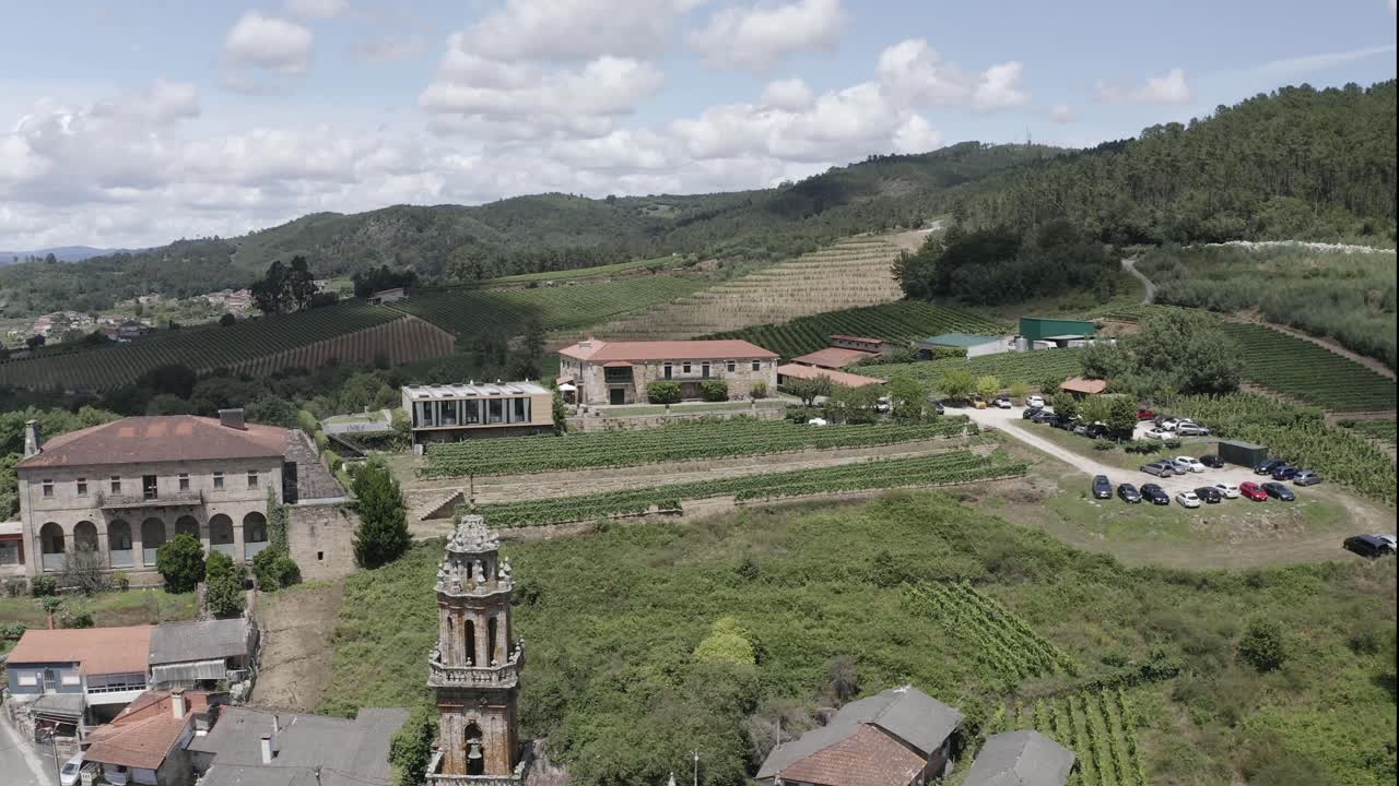 오래된 교회와 포도 위의 드론 풍경, 구름과 함께 은 날, 스페인