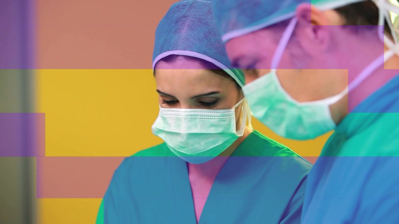 Chirurgi che eseguono procedure mediche in sala operatoria