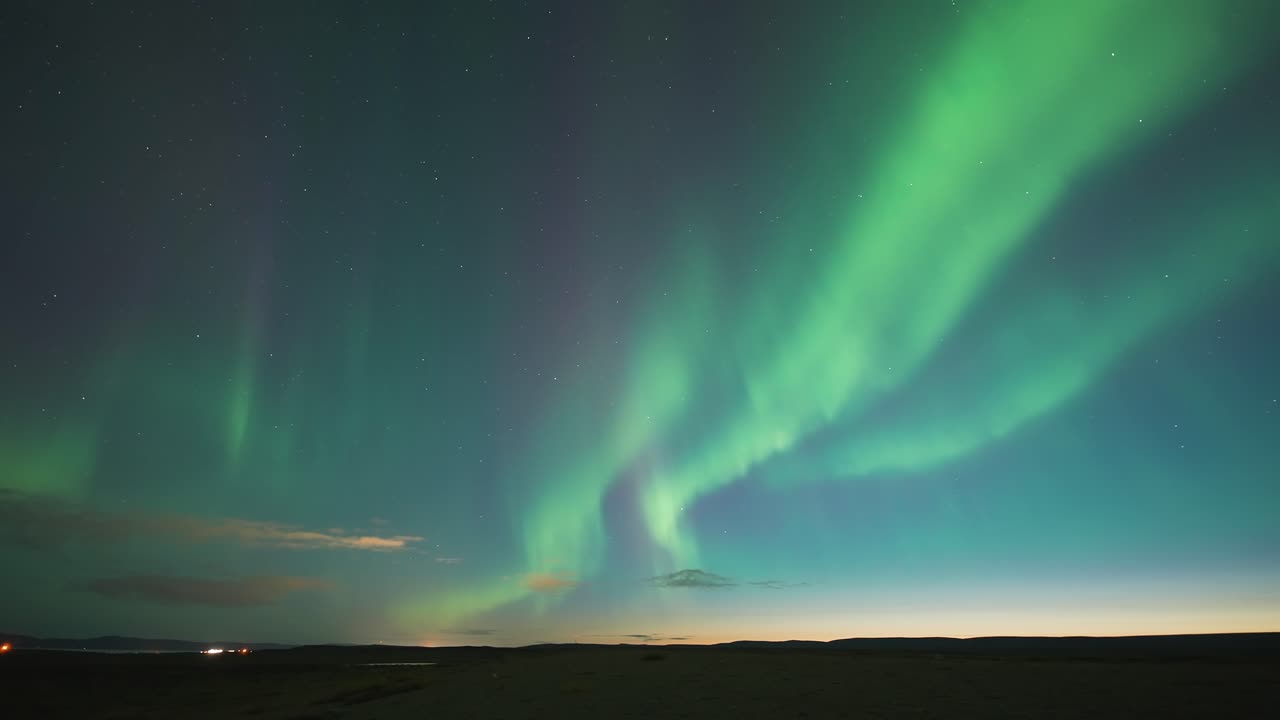 впечатляющий танец северного сияния в темном зимнем небе над морем
