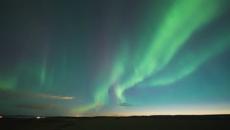 una espectacular danza de la aurora boreal en el oscuro cielo de invierno sobre el mar