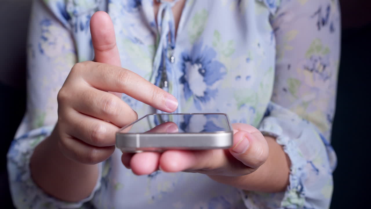 온라인 소셜 미디어에 참여하는 휴대폰을 들고 있는 여성