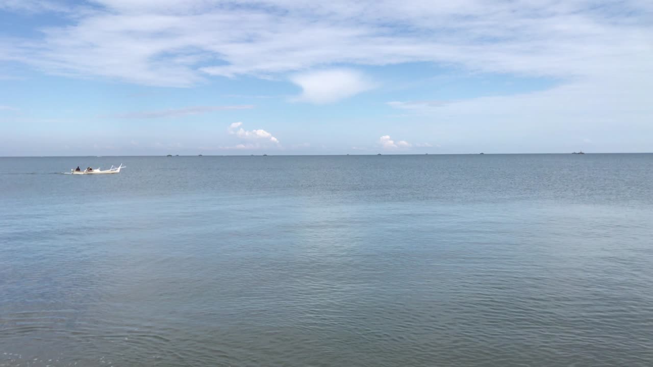 어선 들 이 해안 근처 를 지나가고 있다