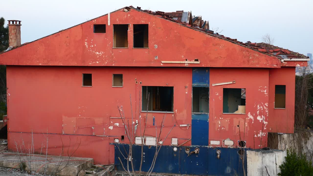 철거 중인 손상된 은 집