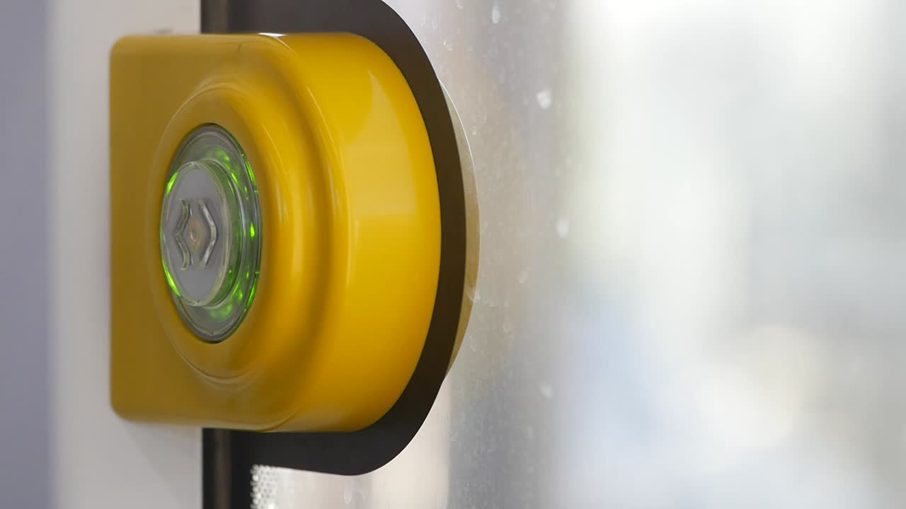 botón de la puerta del transporte público