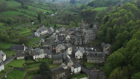 Wunderschönes-Grünes-Tal,-Das-Einen-Süßen-Französischen-Weiler-Und-Eine-Kirche-Umgibt