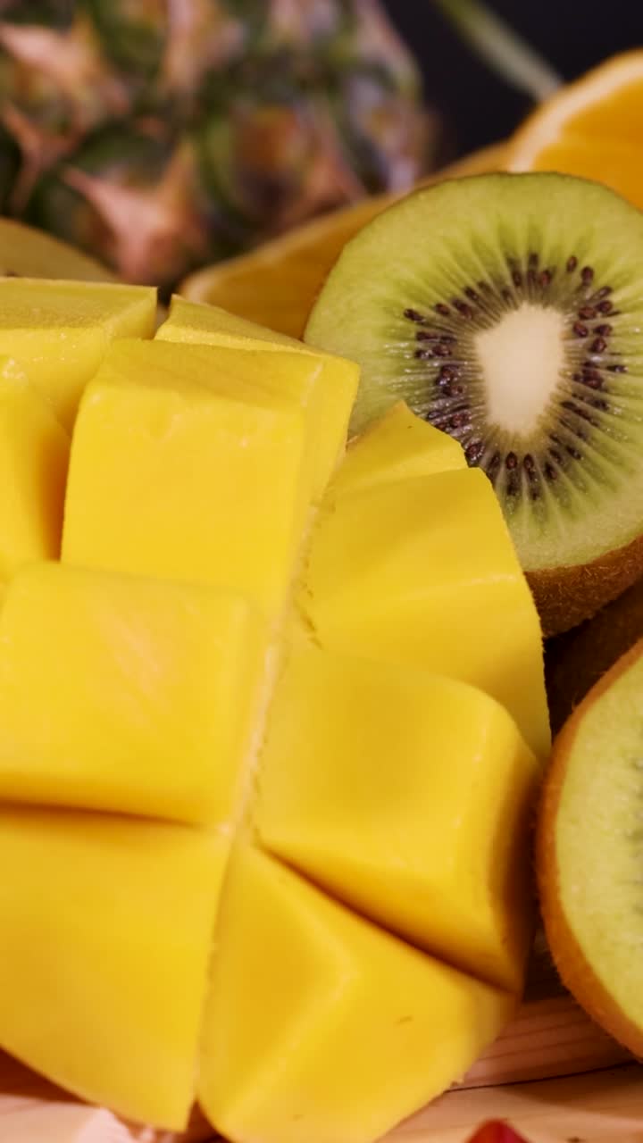 Un vivace assortimento di frutta fresca a fette