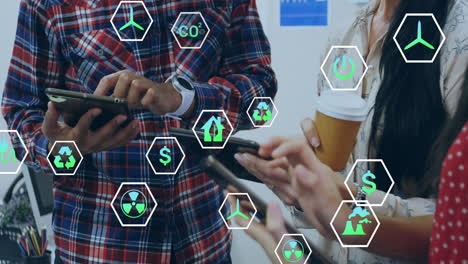 animación de iconos de ecología sobre diversos colegas que usan tableta en la oficina