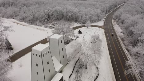 carretera de invierno y conducción de automóviles