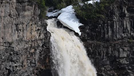 Helmcken-Falls-in-its-Natural-Beauty:-Crystal-Clear-Footage-from-a-Tripod