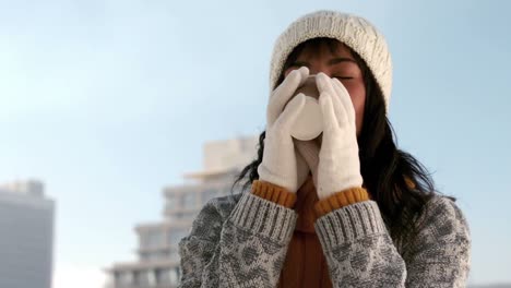 Frau-Genießt-Heißes-Getränk-Am-Wintertag