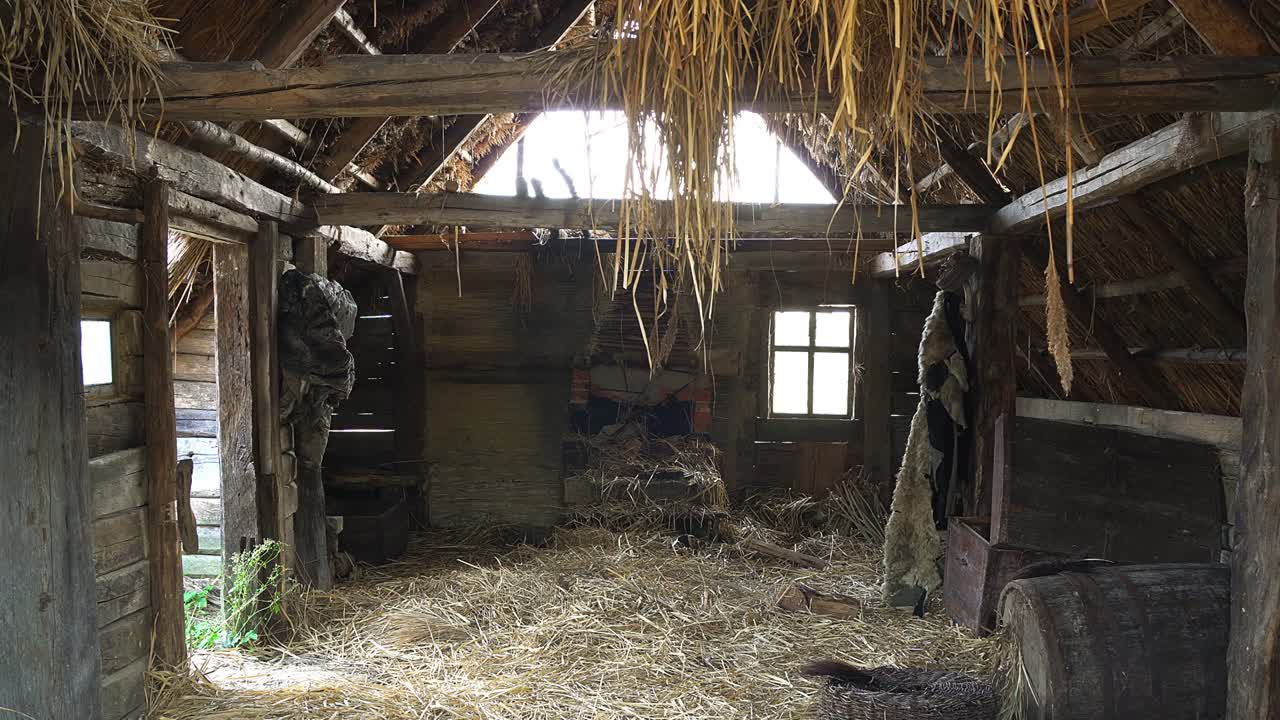 in einem alten holzhaus drinnen