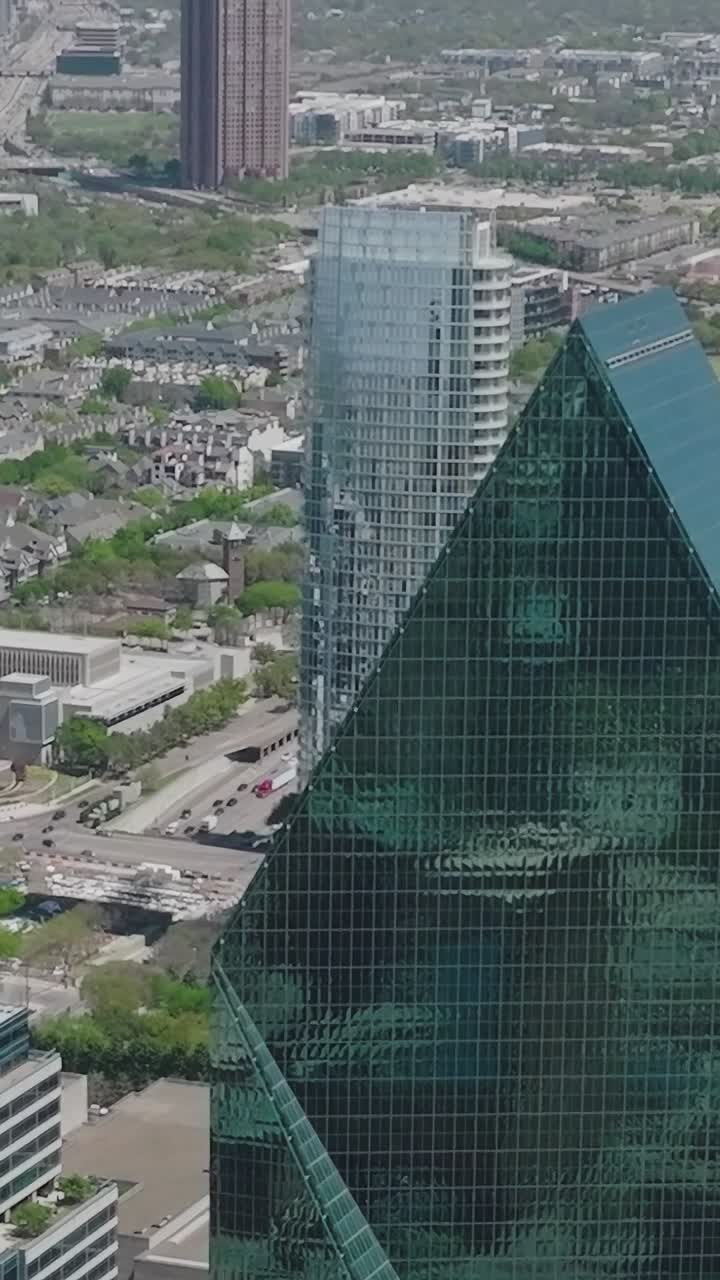 Vista do centro de Dallas, Texas, de cima, com edifícios modernos