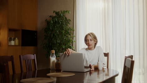 mujer trabajando desde casa en una mesa de comedor