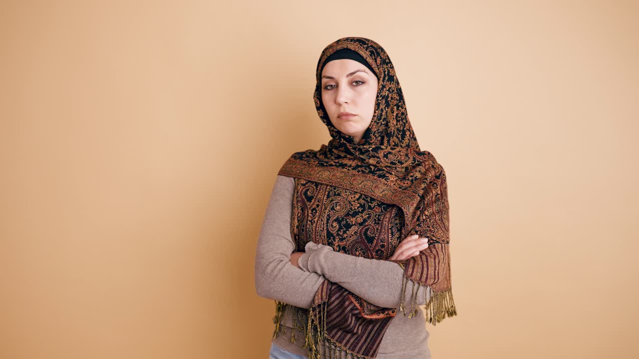 Wanita Muslimah Serius Berhijab dan Bersyal Melipat Tangan