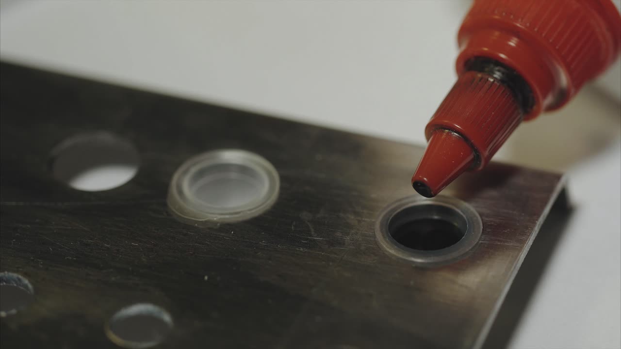 aplicación de sellador a las placas metálicas