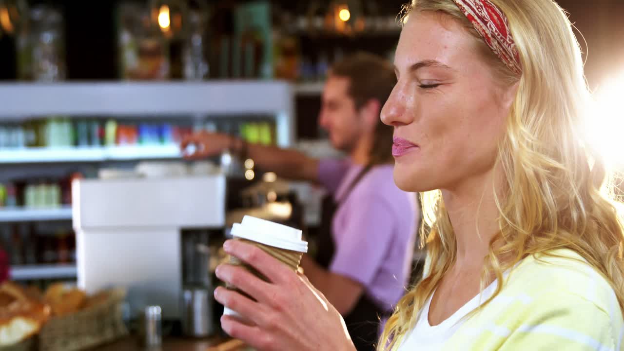 retrato de una mujer sonriente tomando café