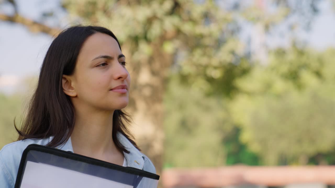 empleado indio caminando