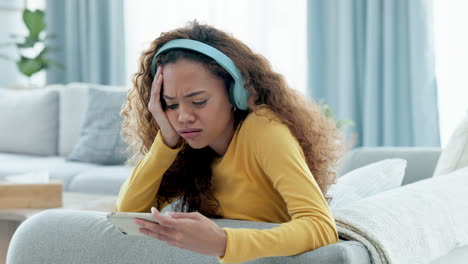 Mujer-Confundida-Y-Molesta-Usando-El-Teléfono