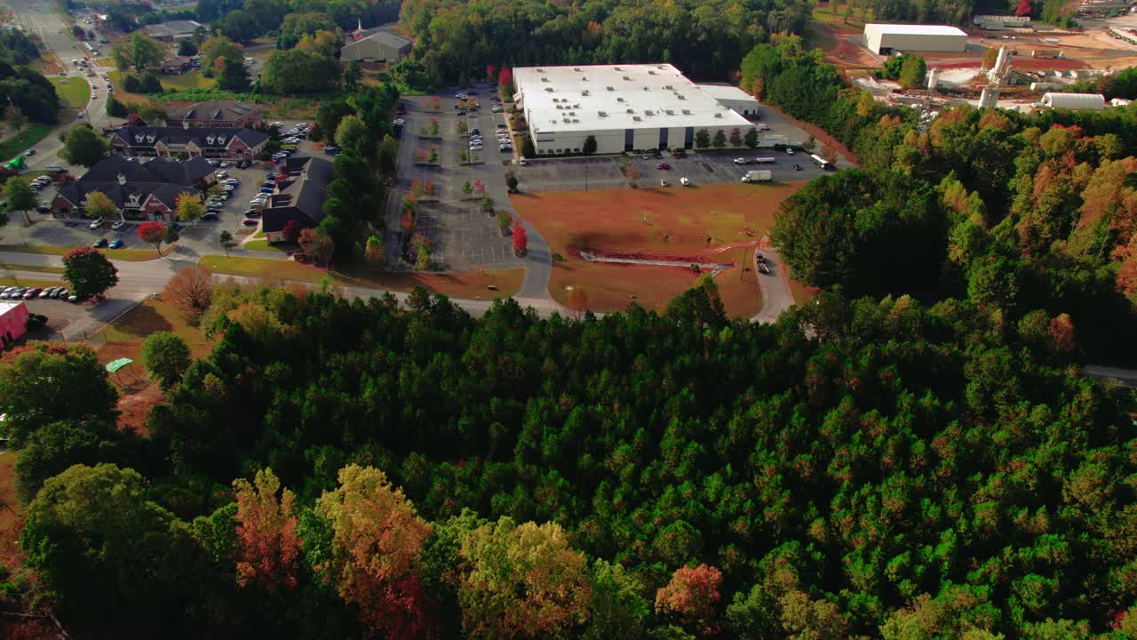 지하 에 배수 파이프 를 놓고 있는 건설 노동자 들 의 흥미로운 영상, 조지아, 미국 의 작업장