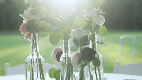 Golden-hour-sunlight-shines-on-roses-at-wedding-party-table