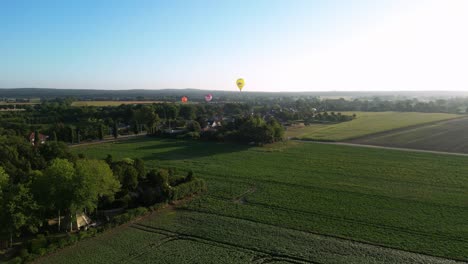 vista aérea de un globo aerostático volando sobre el idílico paisaje.