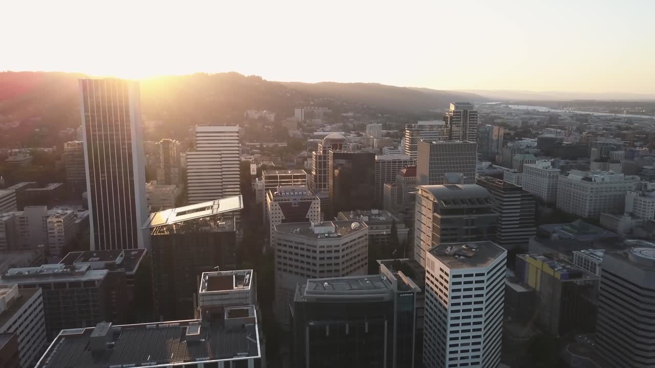 Pôr do sol no centro de Portland, OR, com o horizonte da cidade.