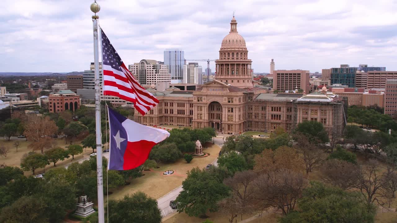 el edificio del capitolio del estado de texas bandera en 4k 60fps